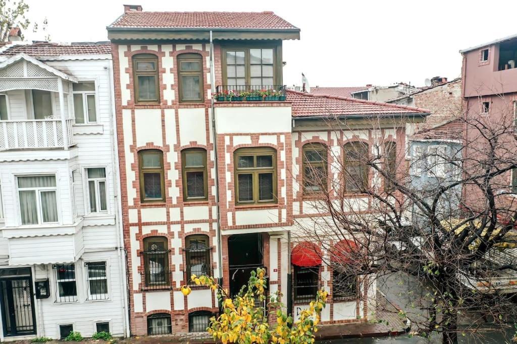 Historical Greco-Ottoman Pavilion Near Tram In Fatih Provincia di Provincia di Istanbul Esterno foto