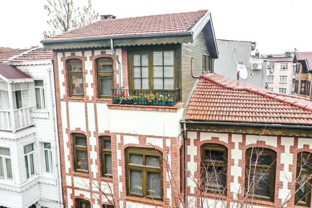 Historical Greco-Ottoman Pavilion Near Tram In Fatih Provincia di Provincia di Istanbul Esterno foto