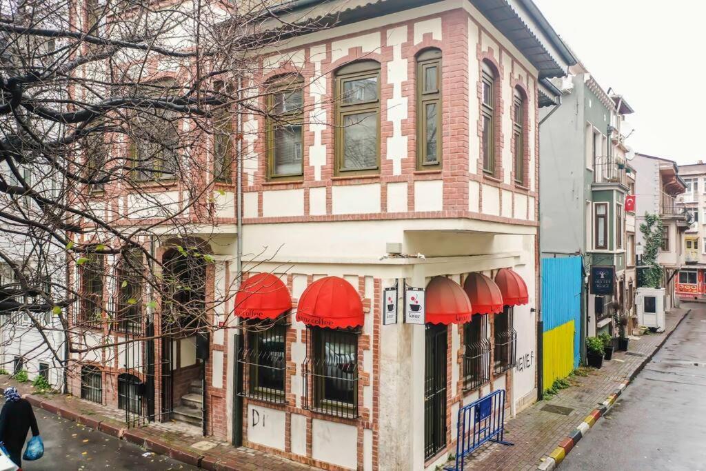 Historical Greco-Ottoman Pavilion Near Tram In Fatih Provincia di Provincia di Istanbul Esterno foto