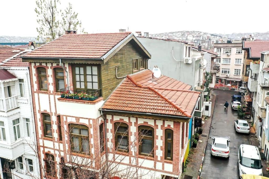Historical Greco-Ottoman Pavilion Near Tram In Fatih Provincia di Provincia di Istanbul Esterno foto