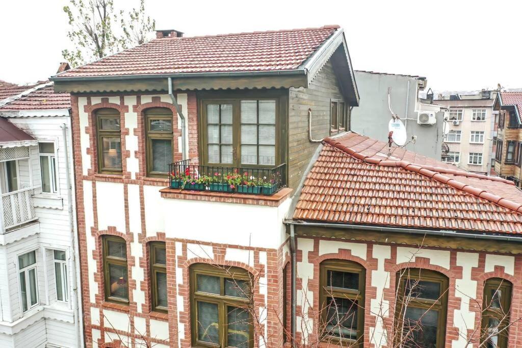 Historical Greco-Ottoman Pavilion Near Tram In Fatih Provincia di Provincia di Istanbul Esterno foto