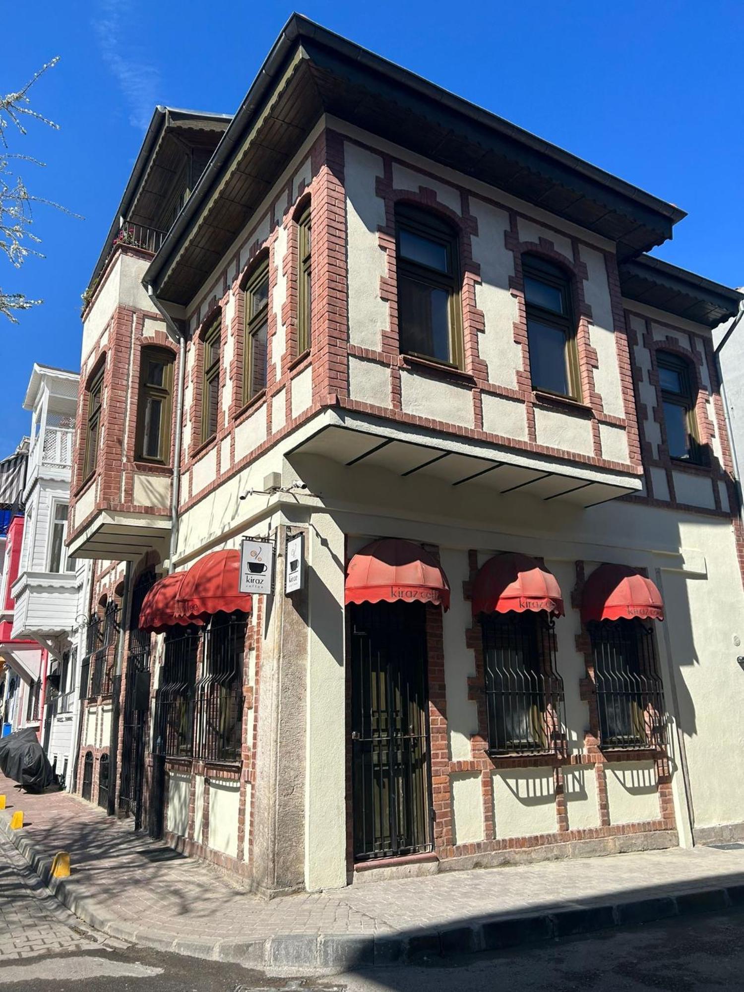 Historical Greco-Ottoman Pavilion Near Tram In Fatih Provincia di Provincia di Istanbul Esterno foto